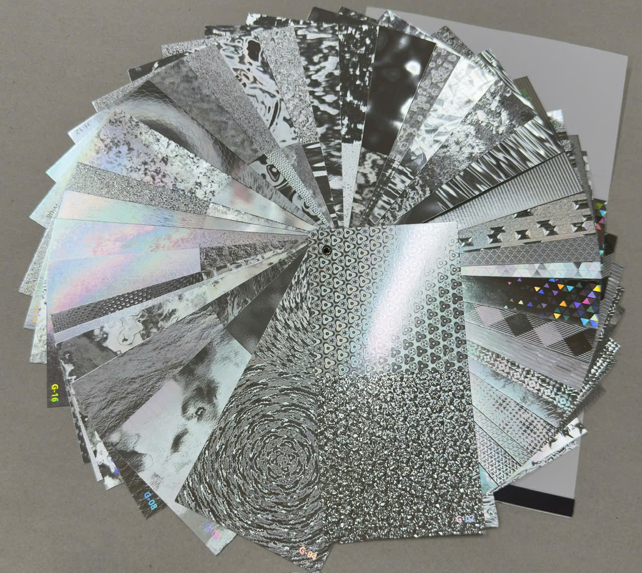Giấy Kraft Metalized: Nâng Tầm Sang Trọng và Hiện Đại Cho Thương Hiệu Của Bạn