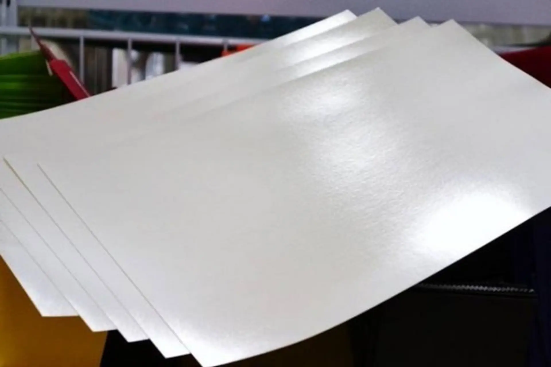 Giấy Couche: Những Nhược Điểm Cần Cân Nhắc Về Khả Năng Tái Chế và Chi Phí